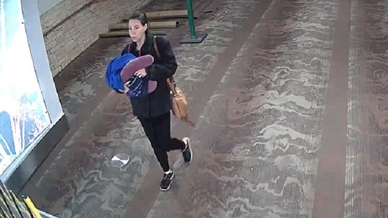 Αυτή είναι η γυναίκα που γέννησε και εγκατέλειψε το μωρό της στις τουαλέτες αεροδρομίου των ΗΠΑ- ΒΙΝΤΕΟ- ΦΩΤΟ