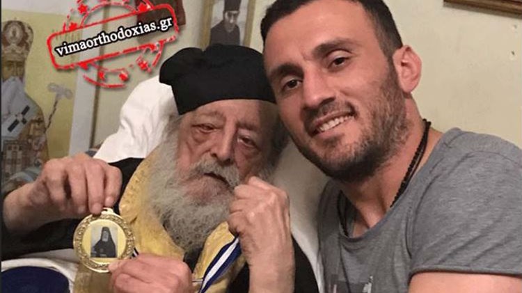Ο Βασίλης Τοροσίδης αποχαιρετά τον γέροντα Νεκτάριο Βιτάλη – ΦΩΤΟ