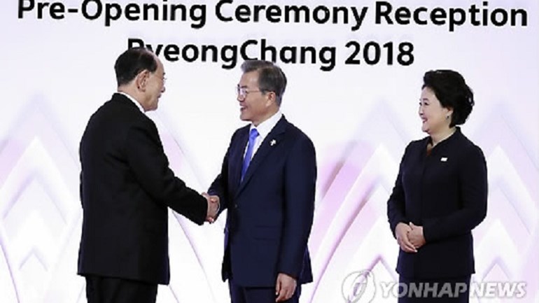 Ιστορική χειραψία με φόντο τους Χειμερινούς Ολυμπιακούς στη Σεούλ