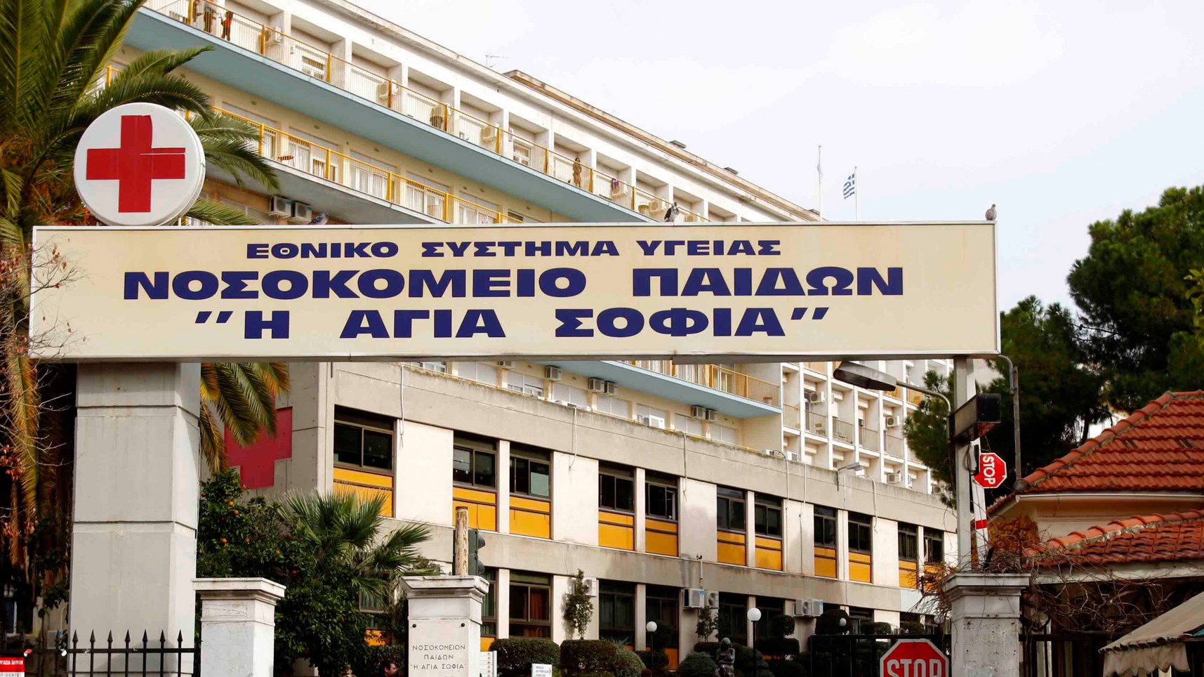 Η μητέρα που είχε εγκαταλείψει το μωρό της στο φλεγόμενο διαμέρισμα, το άρπαξε μέσα από την εντατική