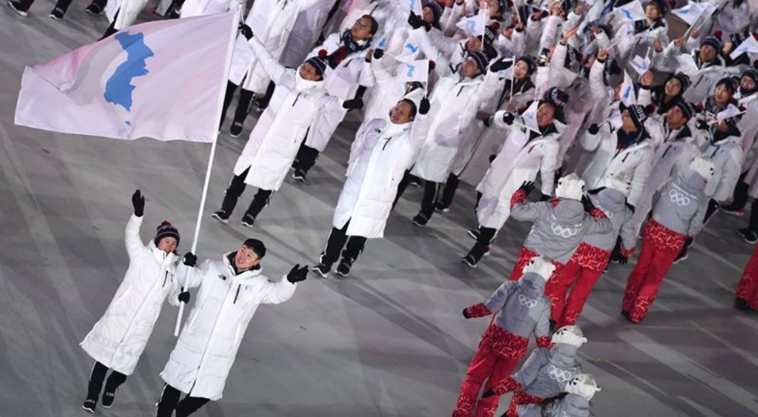 Ιστορική στιγμή – Οι αθλητές της Βόρειας και της Νότιας Κορέας παρελαύνουν υπό μία σημαία – ΦΩΤΟ