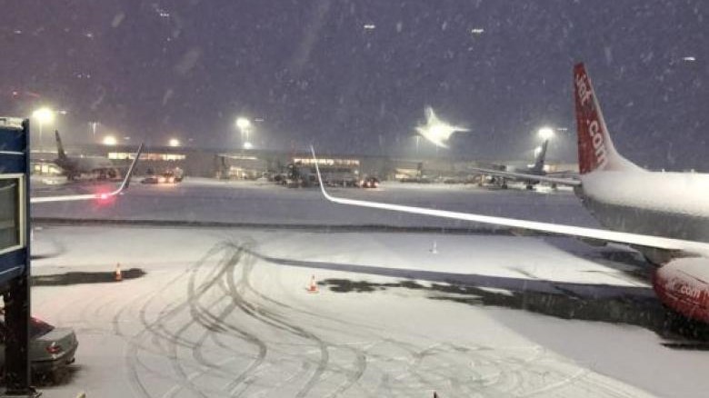 Χάος στις μεσοδυτικές πολιτείες των ΗΠΑ από τη σφοδρή χιονοθύελλα – Ακυρώθηκαν 1.250 πτήσεις