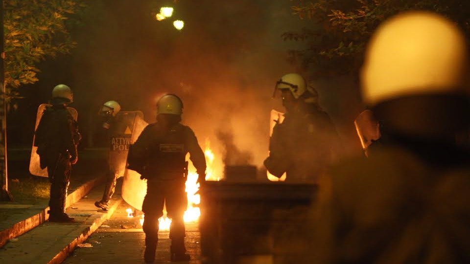 Μολότοφ κατά αστυνομικών στο Πολυτεχνείο