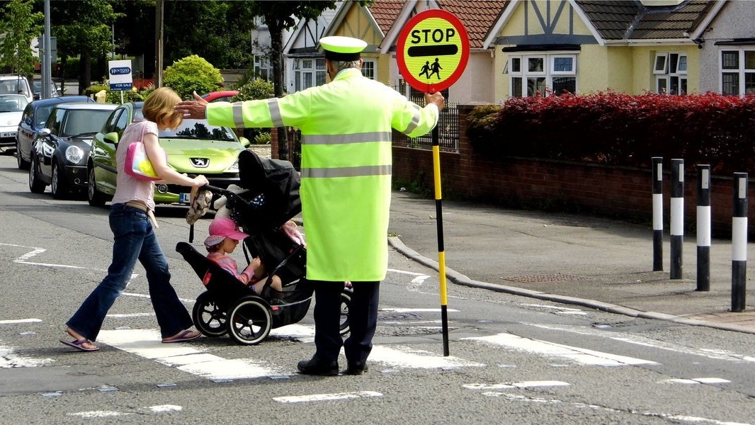 Σχολικός τροχονόμος παραιτήθηκε επειδή το «κόλλα πέντε» σε παιδιά μπορεί να θεωρηθεί παρενόχληση