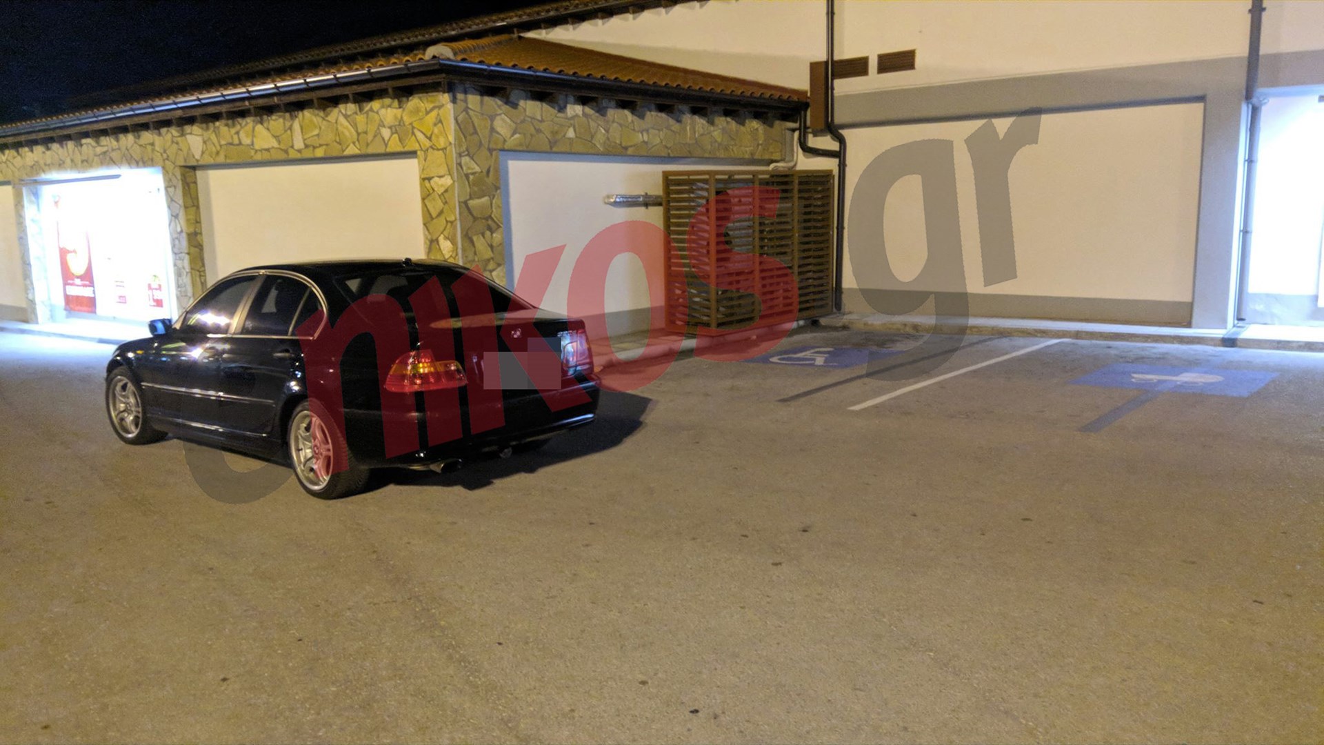 Είχε όλο το πάρκινγκ… δικό του, αλλά προτίμησε να παρκάρει σε θέση αναπήρων  – ΦΩΤΟ αναγνώστη