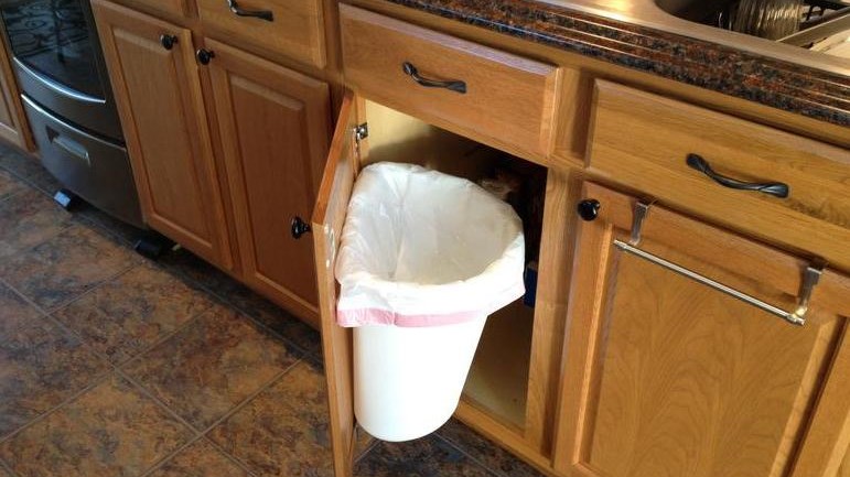 5 σοβαροί λόγοι για να βγάλετε τον κάδο σκουπιδιών από το ντουλάπι της κουζίνας