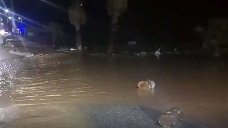 Ρέμα παρέσυρε εν κινήσει αυτοκίνητο και το πέταξε στη θάλασσα