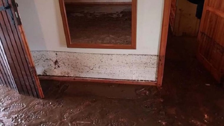 Εικόνες καταστροφής στην παραλία του Αγιόκαμπου- Πλημμύρισαν σπίτια από την καταιγίδα- ΦΩΤΟ