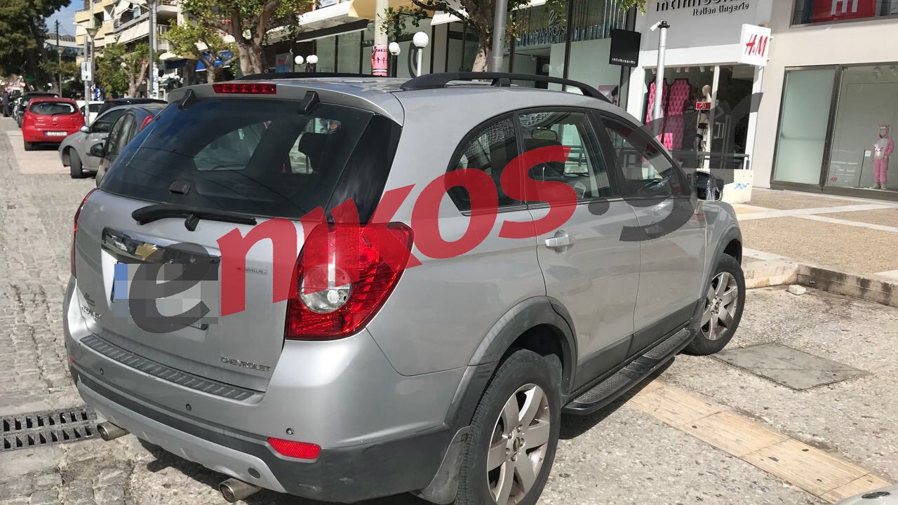 Πάρκαρε κάθετα στον δρόμο γιατί… δεν χωρούσε – ΦΩΤΟ αναγνώστη