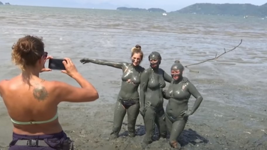 Πάρτι στη λάσπη για τους τουρίστες του καρναβαλιού στη Βραζιλία – ΒΙΝΤΕΟ