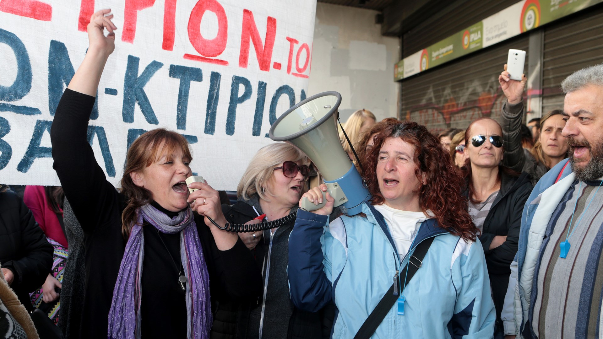 Πορεία στη Βουλή από τις σχολικές καθαρίστριες
