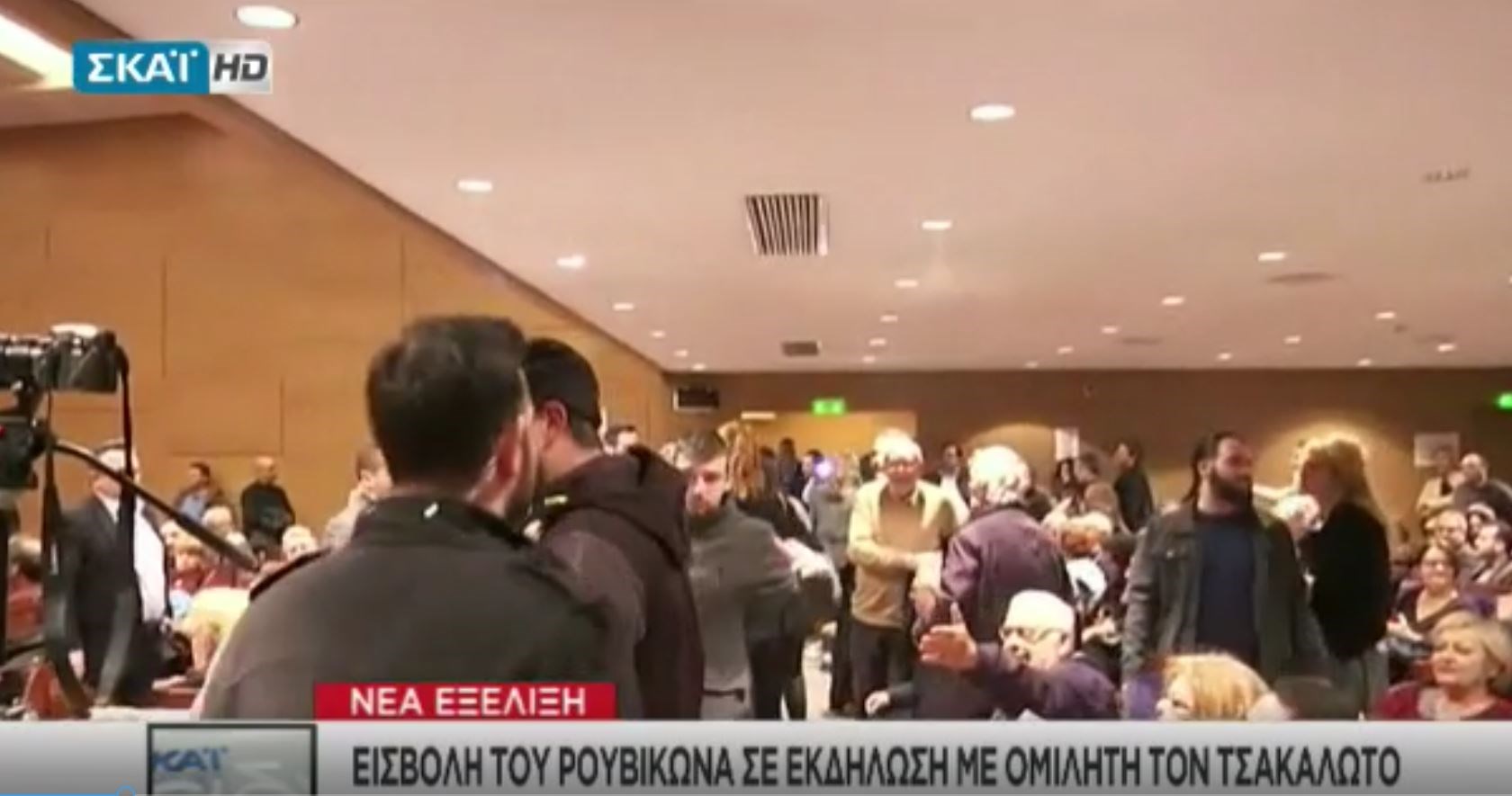 H στιγμή της εισβολής του Ρουβίκωνα σε εκδήλωση με ομιλητή τον Τσακαλώτο – ΒΙΝΤΕΟ