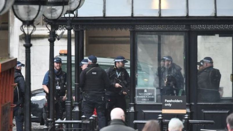 “Ύποπτο δέμα” ερευνούν αστυνομικοί στο κτίριο του βρετανικού κοινοβουλίου