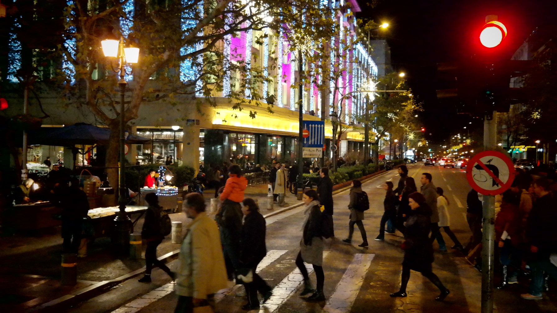 Frankfurter Rundschau: Το ελληνικό κράτος αναρρώνει – Ο λαός έχει χρεοκοπήσει