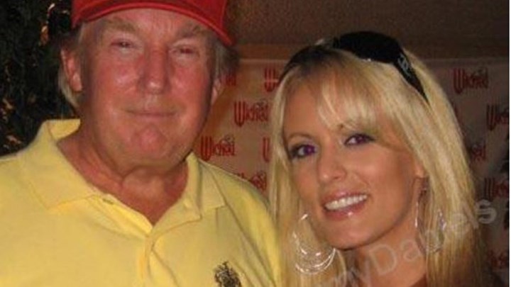 Ο δικηγόρος του Τραμπ παραδέχεται ότι έδωσε 130.000 δολάρια σε πορνοστάρ