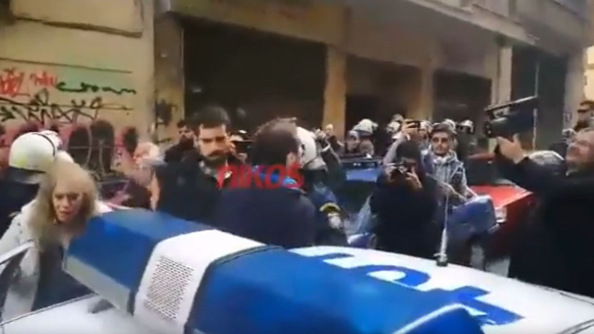 Η στιγμή των προσαγωγών για τους πλειστηριασμούς έξω από το συμβολαιογραφείο- ΒΙΝΤΕΟ