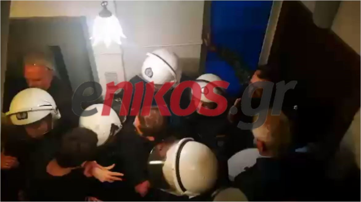 ΒΙΝΤΕΟ από τα επεισόδια στην είσοδο συμβολαιογραφείου για τους πλειστηριασμούς