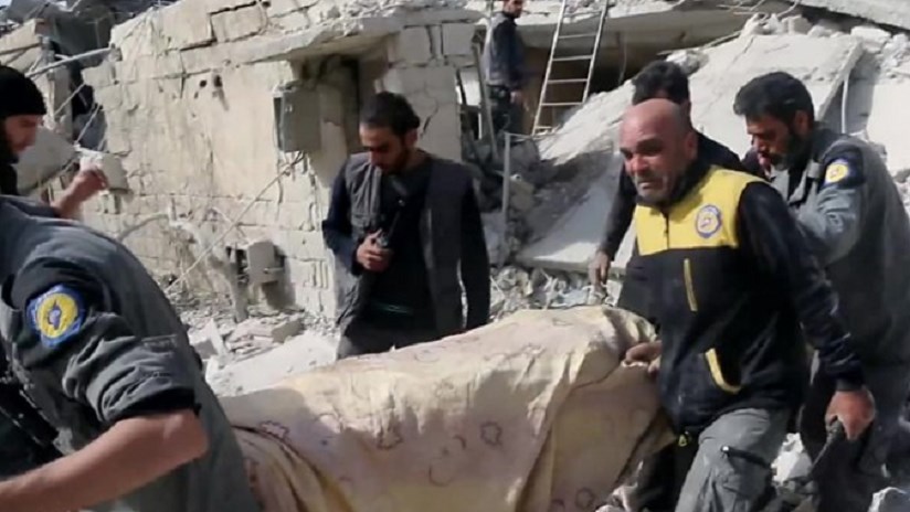 Συρία: Η δραματική στιγμή που εθελοντής διασώστης ανέσυρε τη νεκρή μητέρα του από τα συντρίμμια – ΒΙΝΤΕΟ