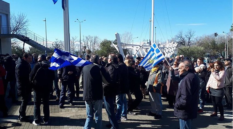 Διαμαρτυρία έξω από το Δημαρχείο Θεσσαλονίκης για τις δηλώσεις Μπουτάρη – ΦΩΤΟ – ΒΙΝΤΕΟ