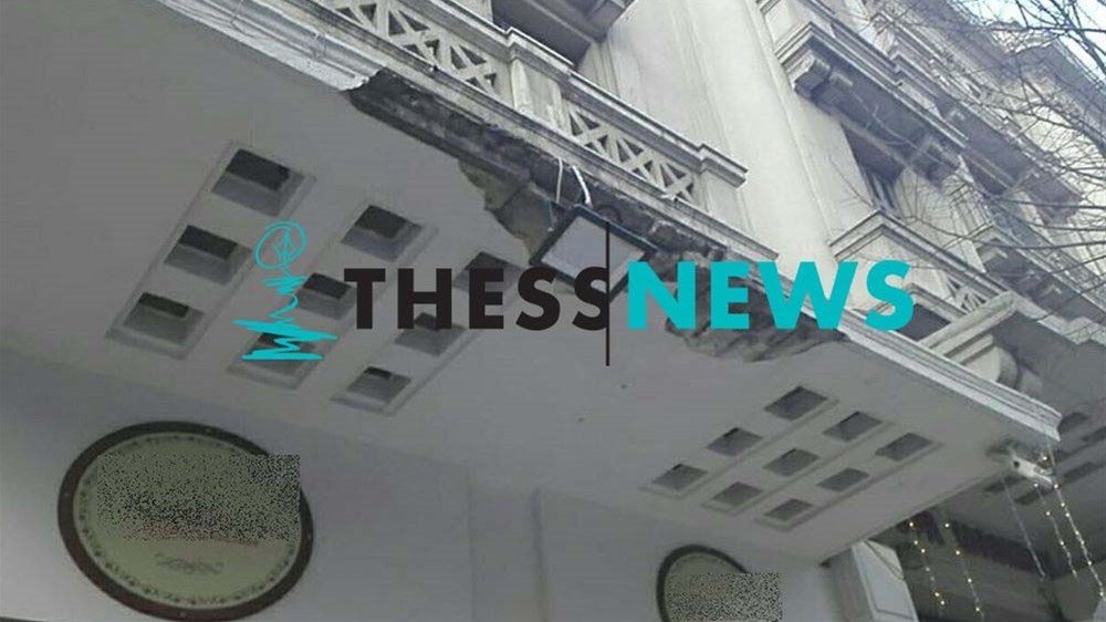 Ξεκόλλησαν κομμάτια από στέγαστρο στο κέντρο της Θεσσαλονίκης – Από θαύμα δεν υπήρξε τραυματισμός – ΦΩΤΟ – ΒΙΝΤΕΟ