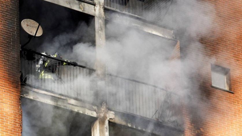 Πύρινη κόλαση στον 10ο όροφο πολυκατοικίας στο Μιλάνο – ΦΩΤΟ – ΒΙΝΤΕΟ