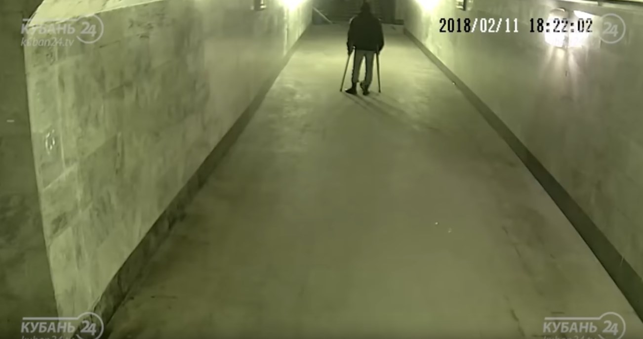 Ζητιάνοι με “αναπηρία” πέταξαν τις πατερίτσες και έπαιξαν ποδόσφαιρο – ΒΙΝΤΕΟ