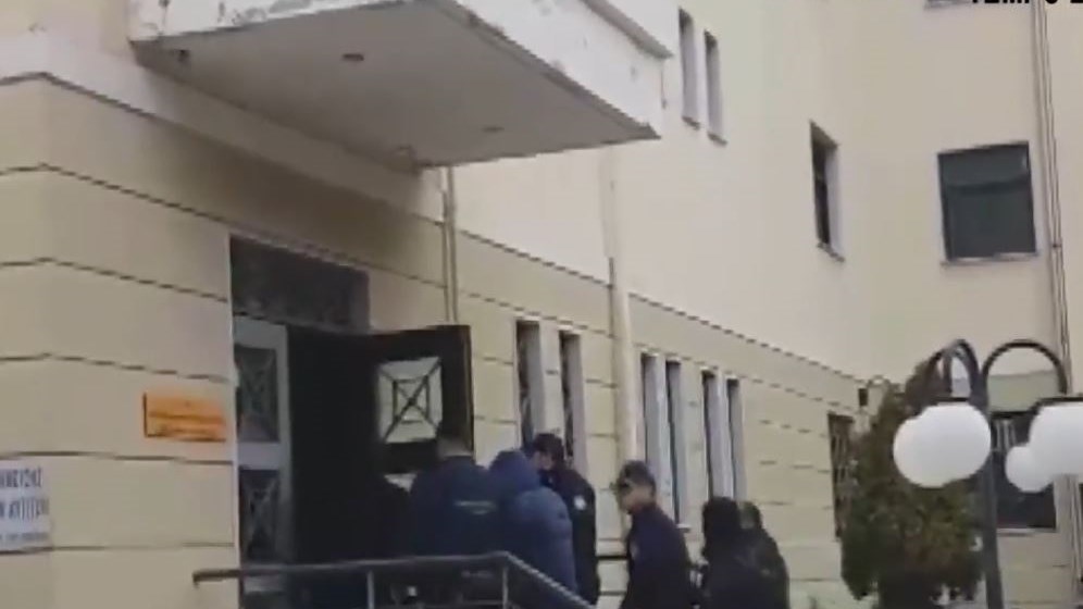 Η στιγμή που ο Νίκος Παλαιοκώστας βγαίνει από την κλούβα κατά τη μεταγωγή του – ΒΙΝΤΕΟ