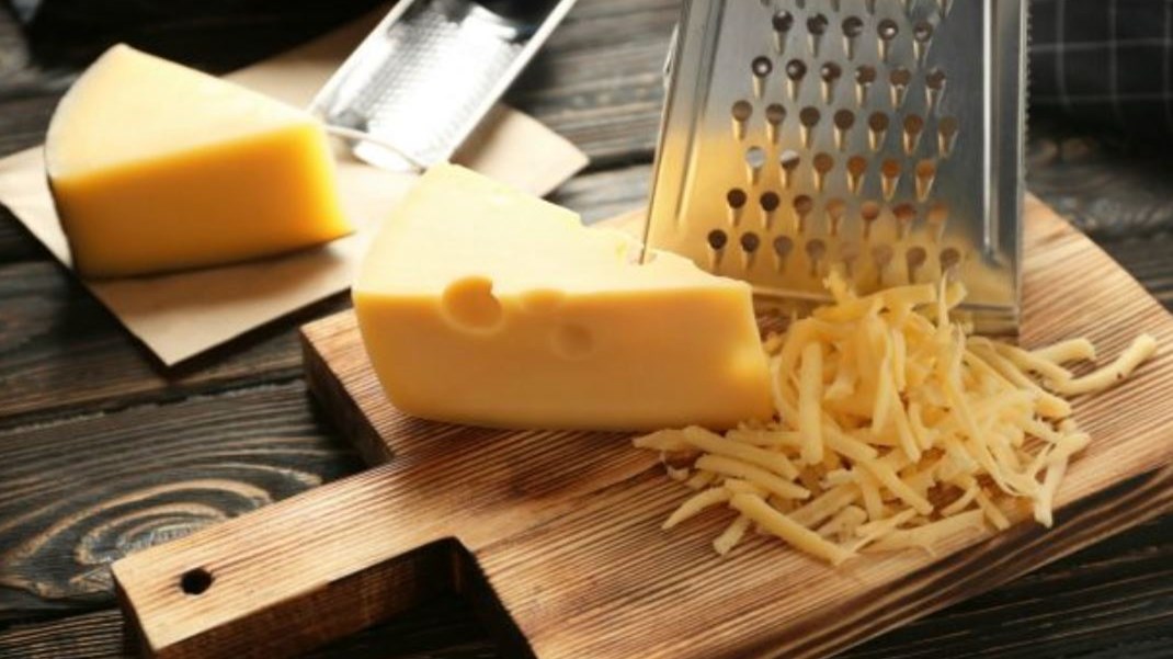 Δεν φαντάζεστε πώς πρέπει να καθαρίζεται ο τρίφτης τυριού