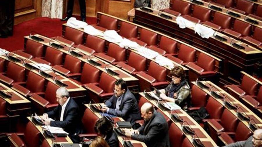 Έβαλε νερά από τη βροχή ο θόλος της Βουλής – Σκέπασαν με νάιλον τους υπολογιστές