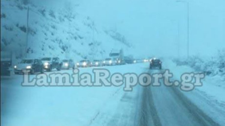 “Επίθεση” του χιονιά στον Δομοκό – Μάχη για να παραμείνει ανοιχτό το οδικό δίκτυο – ΦΩΤΟ