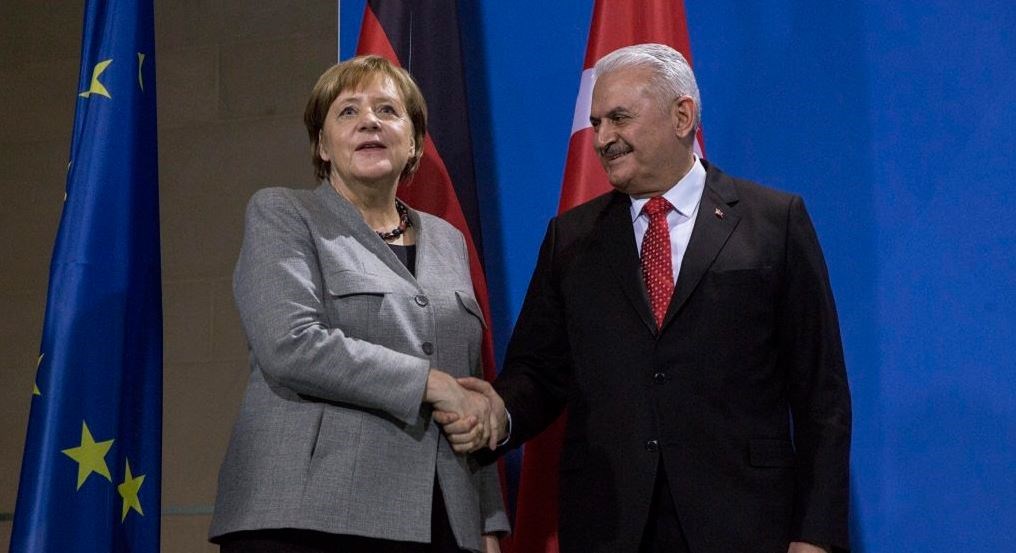 Δείτε πώς ένας δημοσιογράφος κατάφερε να εκνευρίσει τον Γιλντιρίμ παρουσία της Μέρκελ- ΒΙΝΤΕΟ