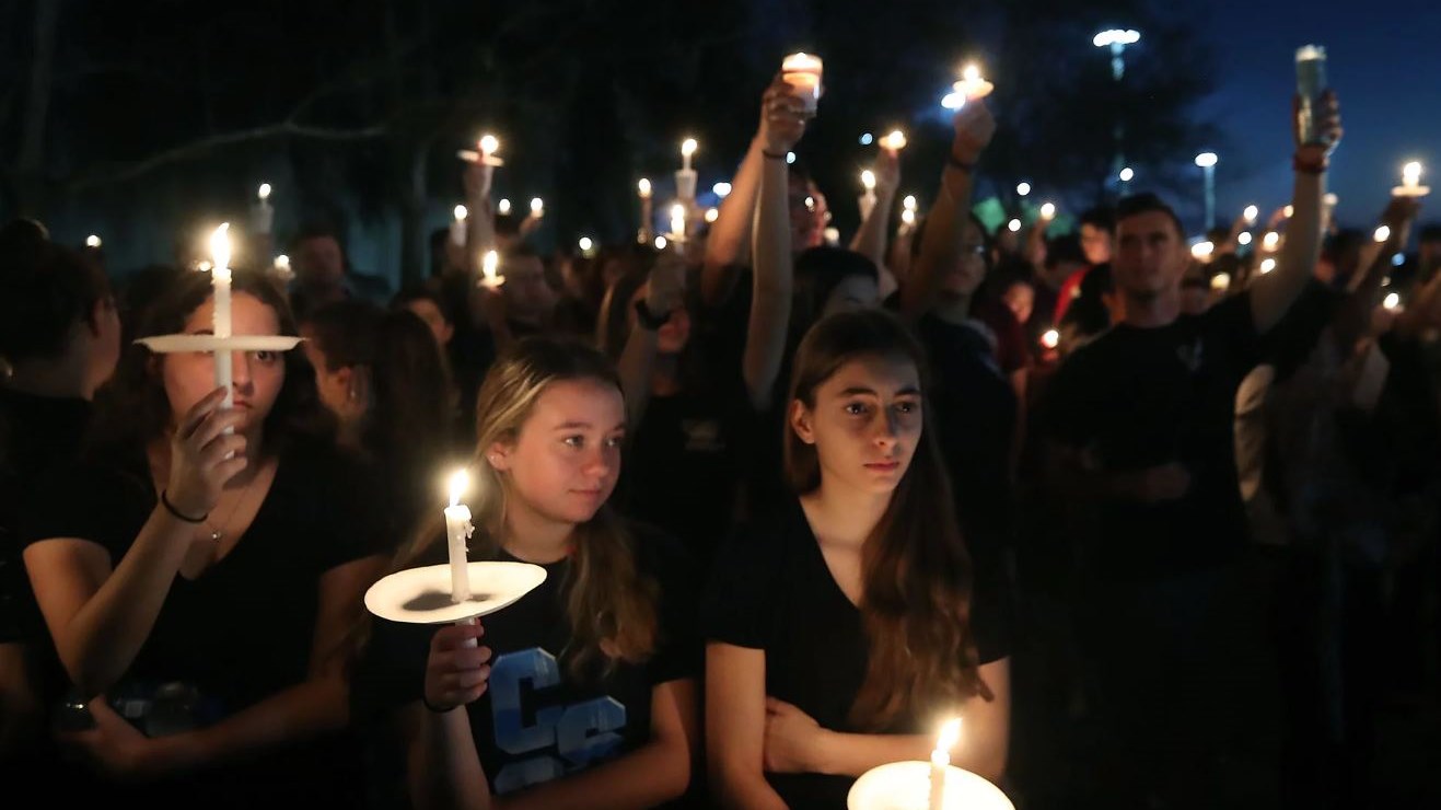 Ολονυχτία για τα θύματα του μακελειού στο σχολείο της Φλόριντα- ΒΙΝΤΕΟ