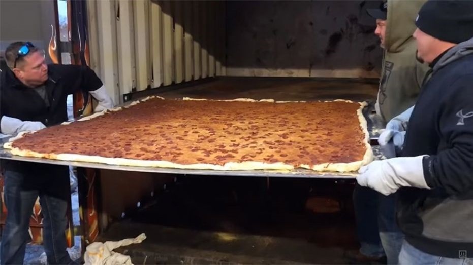Αυτή είναι η μεγαλύτερη πίτσα που μπορεί να παραδοθεί με ντελίβερι! – ΒΙΝΤΕΟ