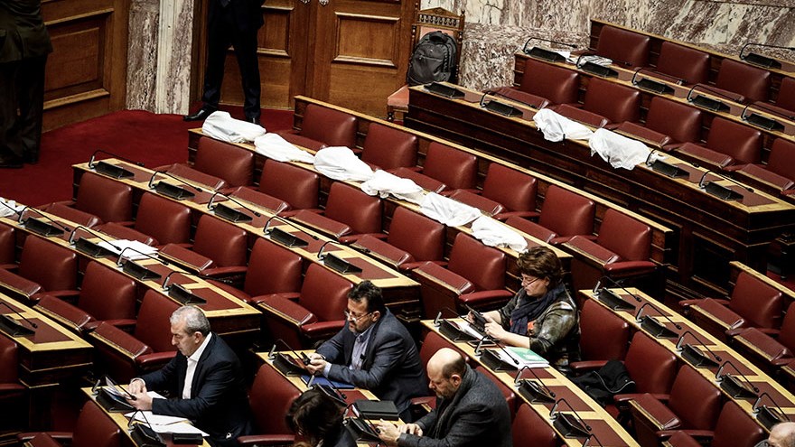 “Συναγερμός” στη Βουλή εξαιτίας… διαρροής- Μπήκαν νερά από την οροφή– ΦΩΤΟ