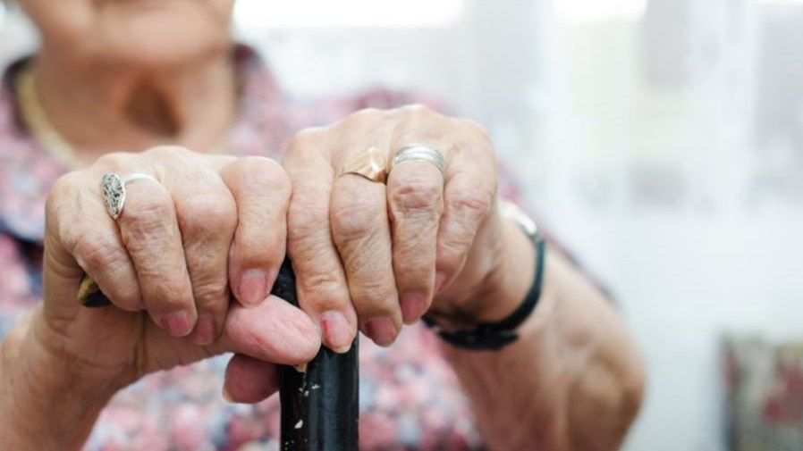 Μπερδέματα στα γεράματα- Σε ροζ αγγελίες φιγουράρει το τηλέφωνο 80χρονης εν αγνοία της– ΒΙΝΤΕΟ