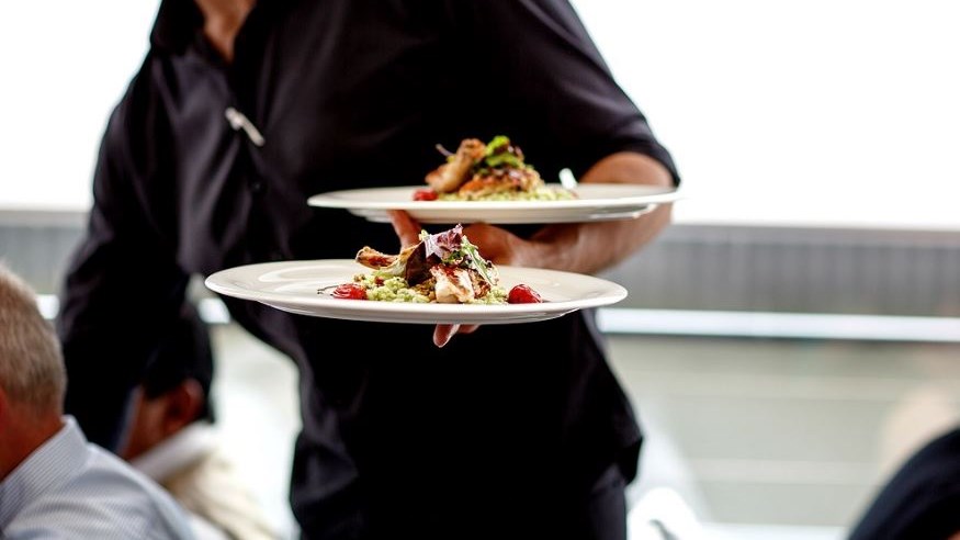 Το πρωί αντιδήμαρχος, το βράδυ σερβιτόρος – ΒΙΝΤΕΟ