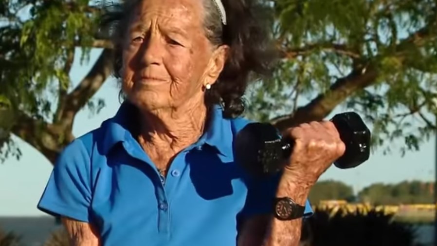 Αυτή είναι η βιονική γιαγιά – Δεν φαντάζεστε τι είναι έτοιμη να κάνει – ΒΙΝΤΕΟ