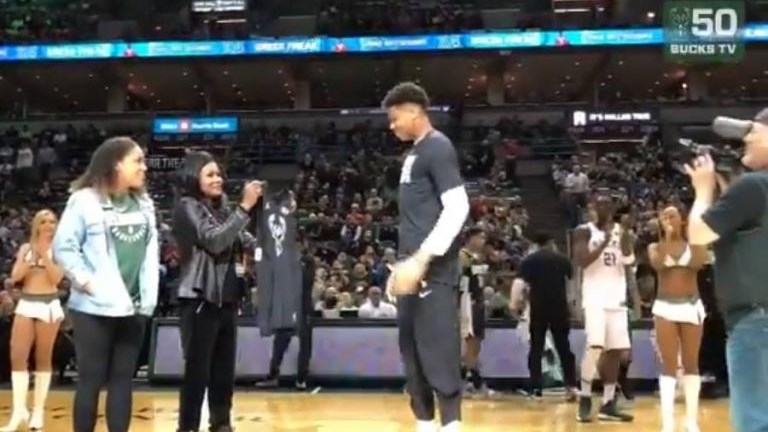 Φανέλα να…πάρεις μαζί σου – Η μητέρα Αντετοκούνμπο έδωσε στον Γιάννη την μπλούζα του All Star Game