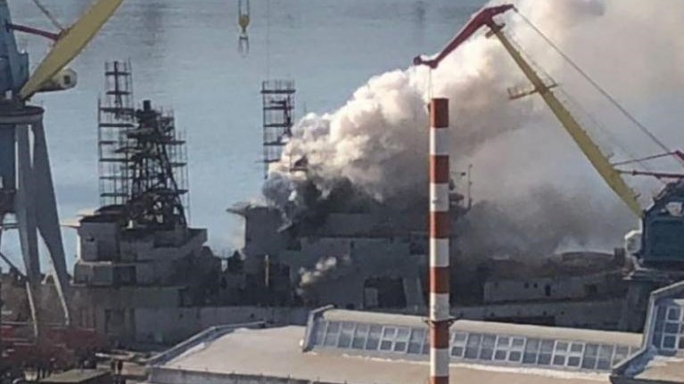 Τυλίχθηκε στις φλόγες πολεμικό πλοίο στο Βλαδιβοστόκ – ΒΙΝΤΕΟ