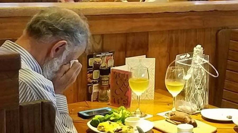 Αυτή η ΦΩΤΟ έγινε viral μέσα σε 24 ώρες – Άντρας δειπνεί την ημέρα του Αγίου Βαλεντίνου με τις…στάχτες της γυναίκας του