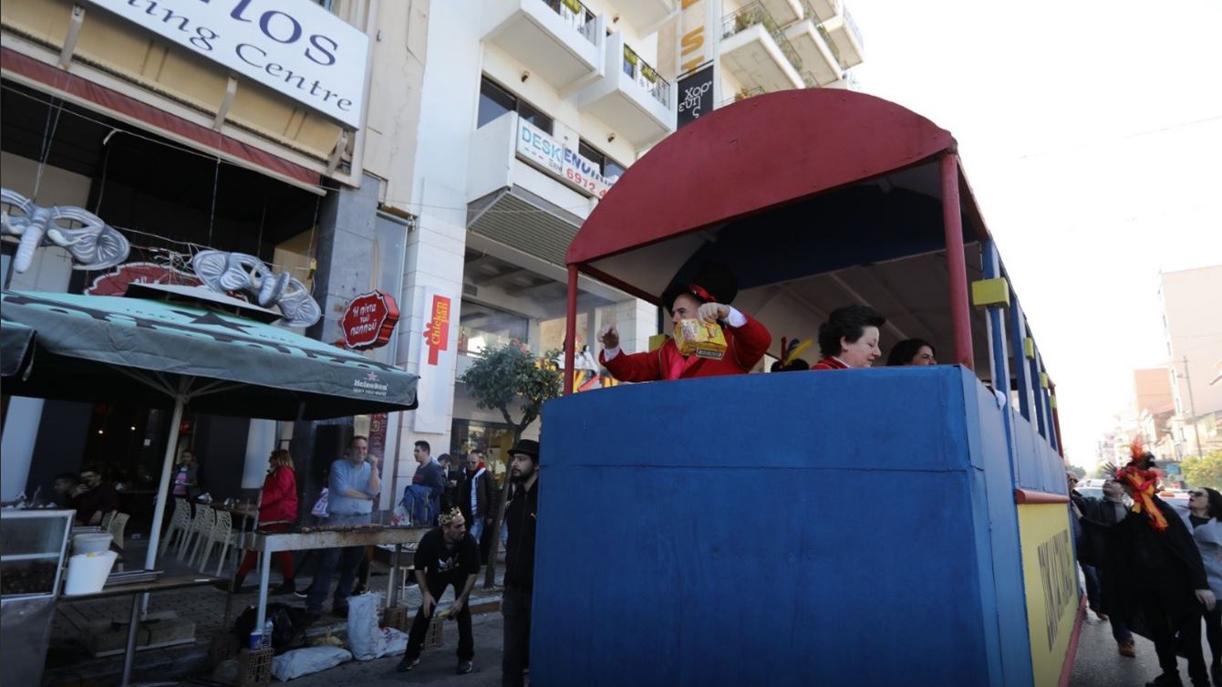 Ξέσπασε “σοκολατοπόλεμος” στην Πάτρα: Το γλυκό έθιμο του Καρναβαλιού – ΦΩΤΟ