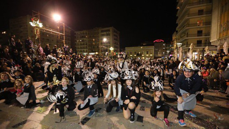 Ένα μεγάλο «ποτάμι» καρναβαλιστών στους κεντρικούς δρόμους της Πάτρας – ΒΙΝΤΕΟ – ΦΩΤΟ