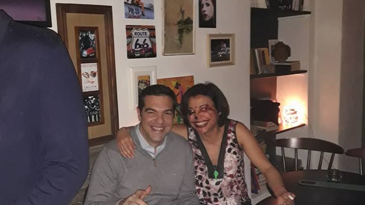 Χαλαρές στιγμές για τον Πρωθυπουργό στη Σκύρο – Η βραδινή έξοδος και οι selfies