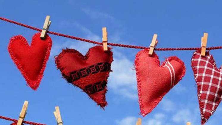 Έρευνα αποκαλύπτει πώς γιόρτασαν οι Έλληνες τον Άγιο Βαλεντίνο – Πόσοι αγόρασαν δώρα και πόσα ξόδεψαν