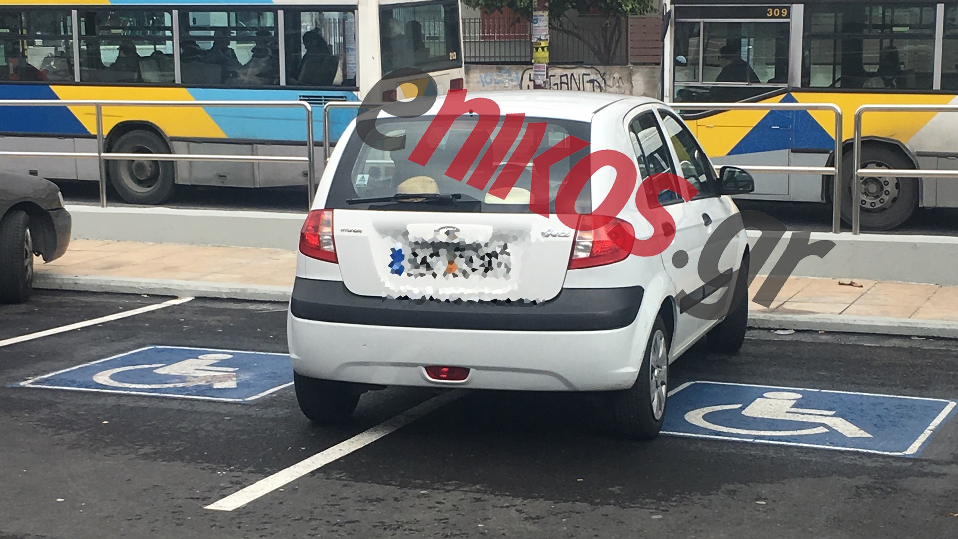 Η ασυνειδησία στο μεγαλείο της – Έκλεισε δύο θέσεις ΑμΕΑ για να παρκάρει ανενόχλητος – ΦΩΤΟ αναγνώστη