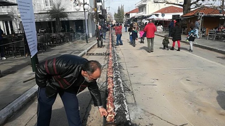 Το τσίκνισαν με κοντοσούβλι 120 μέτρων λίγο πριν από την Καθαρά Δευτέρα – ΦΩΤΟ