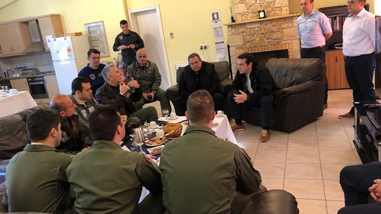 Επίσκεψη Τσίπρα – Καμμένου στην 135 Σμηναρχία Μάχης στη Σκύρο – ΦΩΤΟ