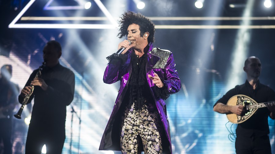 Ο Μαζωνάκης εμφανίστηκε στη σκηνή ως… Prince – ΦΩΤΟ – ΒΙΝΤΕΟ