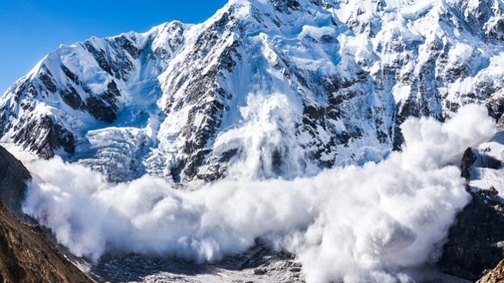 Χιονοστιβάδα παρέσυρε ορειβάτες στην Ελβετία – Δύο τραυματίες