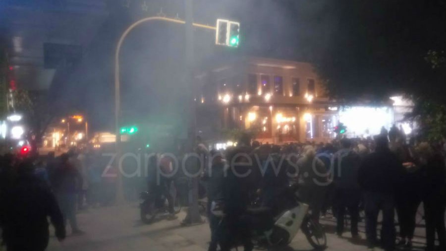 Επεισόδια στο κέντρο των Χανίων – Η αστυνομία έριξε χειροβομβίδες κρότου-λάμψης – ΦΩΤΟ
